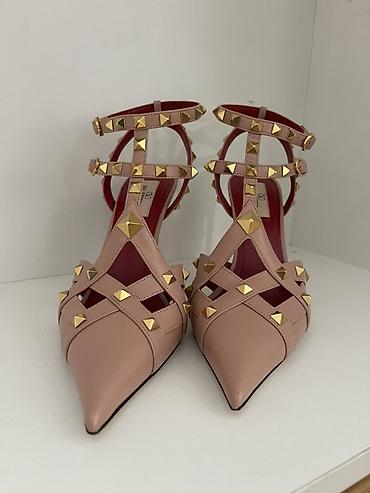 обу: Valentino Garavani Rockstud — культовая модель Элегантные босоножки — 1