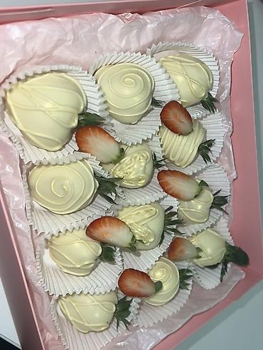 Съедобные букеты: Набор клубники в шоколаде в подарочной коробке. - Крупные свежие — 6