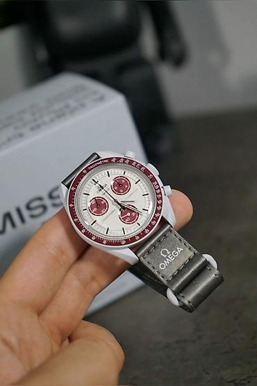 telefon saat: Omega x Swatch Speedmaster MoonSwatch dizaynlı qol saatı. Saat krem — 2