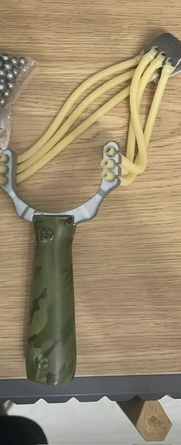 Луки и рогатки для охоты: Рогатка с рукояткой камуфляжной расцветки и серебристой металлической