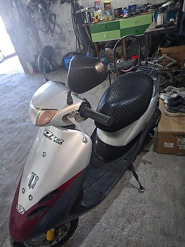 minus disk: Honda Dio skuter. Gümüşü və tünd boz rəng kombinasiyasında, kompakt — 1