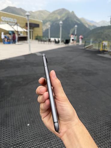 iphone 8 pilus: IPhone 8 Plus, Qara, Simsiz şarj — 3