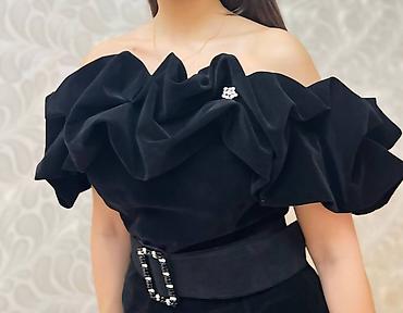 mexmer parca: Qara məxməri qısa gecə geyimi - Model: off-shoulder (çiyinlər açıq) — 3