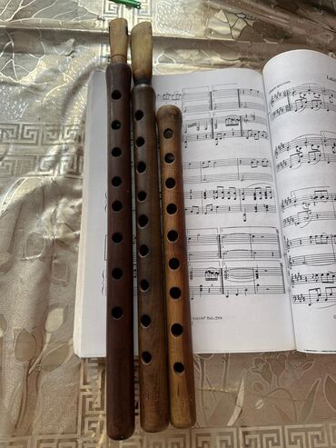Musiqi alətləri üçün ləvazimatlar: Balaban qoz agacindan 3 ədəd.qiymət 3nə aiddi.Balacada azacıq cart