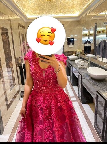 свадебные платья до колена: Вечернее платье насыщенного фуксийного цвета - Силуэт: приталенный