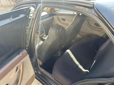 Iran Khodro: İran Khodro Samand (sedan), qara rəng. Xüsusiyyətlər: - Kuzov: 4 — 6