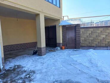 продаю дом в жм алатоо: 100 кв. м, 3 бөлмө, Жылытылган, Брондолгон эшиктер, Балкон айнектелген