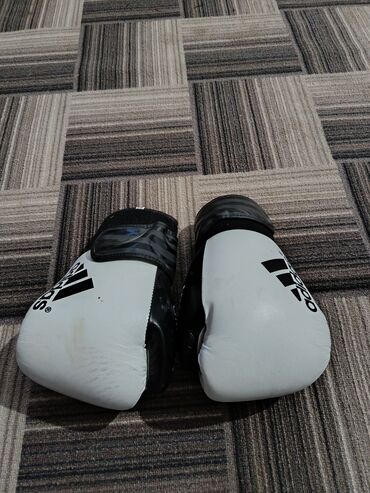 боксерские перчатки цена: Боксерские перчатки Adidas. - Цвет: белый с черными вставками и