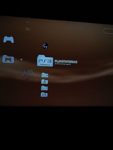 PS3 (Sony PlayStation 3): Sony PlayStation 3 Super Slim konzola (top‑loader) sa kamuflažnim — 3