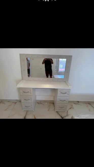 Stolovi: Toaletni sto sa velikim ogledalom i LED sijalicama - Prostran — 1