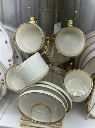 стол сервировочный: Набор посуды из тонкого фарфора с золотым кантом. Состав и дизайн: -