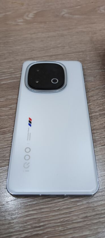 тилифони: Vivo iQOO, Колдонулган, 512 ГБ, түсү - Ак, 2 SIM