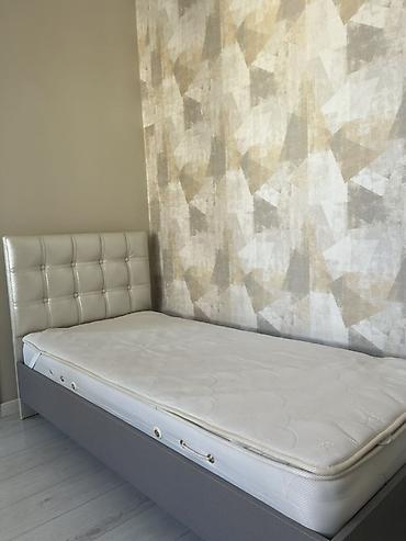 bunk bed: Односпальная кровать с матрасом - Размер: ориентировочно 90×180см — 1