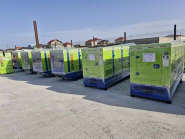 Generatorlar: Yaşıl və göy rəngli Genpower dizel generatoru. Elektrik enerjisi tələb — 9