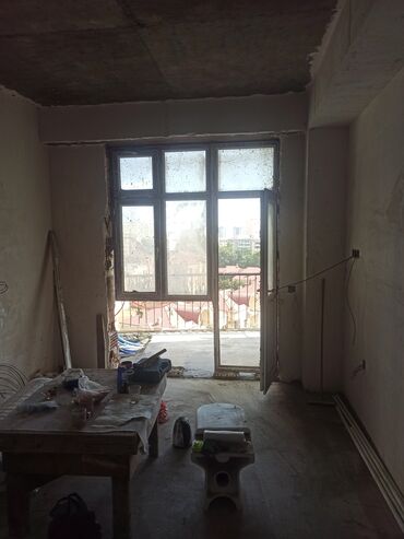 kredit plastik qapi pencere: Boyuk 2eded pencere 2eded balkon qapi ve penceresi qowa sadece tozludu