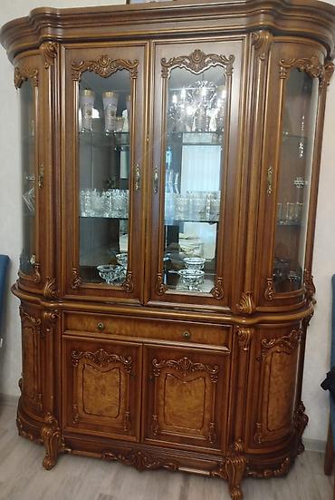 şpon: Klassik üslubda vitrinli bufet - Material: təbii ağac karkas — 1