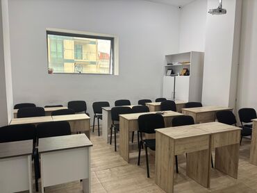 Ofis dəst mebeli: Tədris sinfi üçün mebel dəsti - Parta masaları: Açıq ağac teksturalı