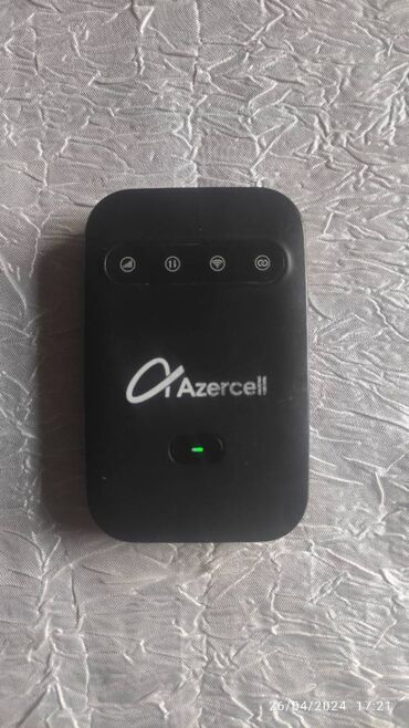 kompüter stolüstü: Azercell Mi-Fi modemi. İstənilən yerdə istənilən vəziyyətdə işləyir