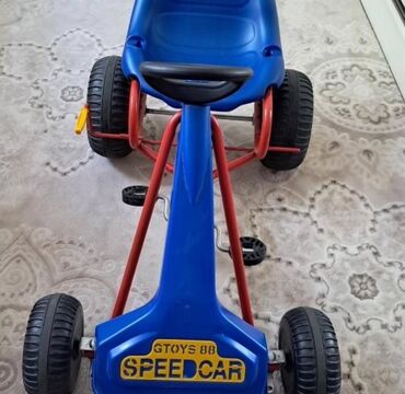 ucuz uşaq maşınları: Mavi rəngdə, "SPEEDCAR" markalı uşaq pedal maşını. Bu maşın uşaqların