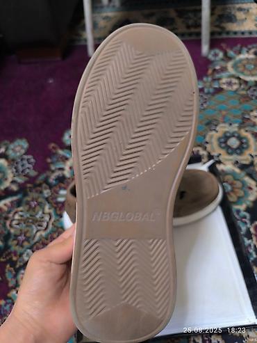 Кроссовки и спортивная обувь: Стильная мужская обувь можно и подросткам, коричневого цвета с белой — 7