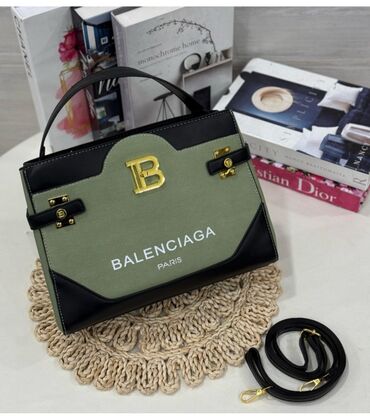 kişi əl çantası: Əldədir