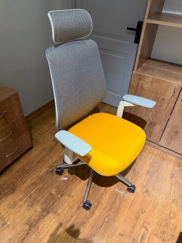 Ofis və oyun kresloları: Təkərli, Qolları tənzimlənir, Süni dəri — 26