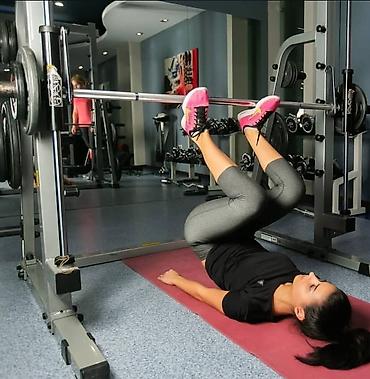 hamstr: Bu trenajor Smith machine adlanır və zalda ən çox istifadə olunan — 1
