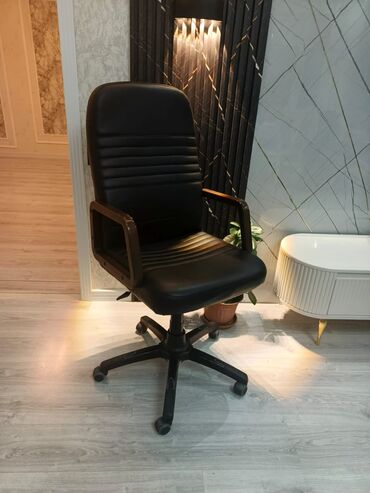 Boşqablar: Ofis kreslosu amartizatorlu seliqeli isdifade edilib amartizatoru