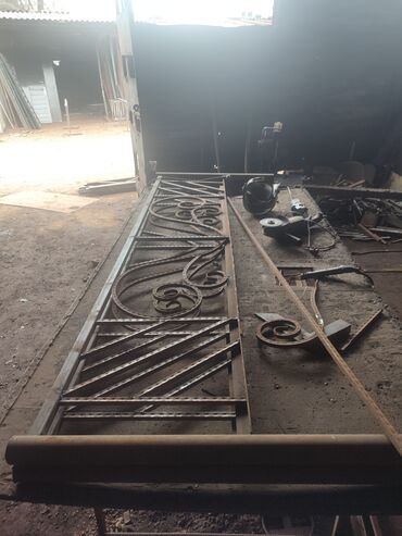 Полки для цветов: Кованая подставка для цветов, выполненная в виде стилизованного — 4