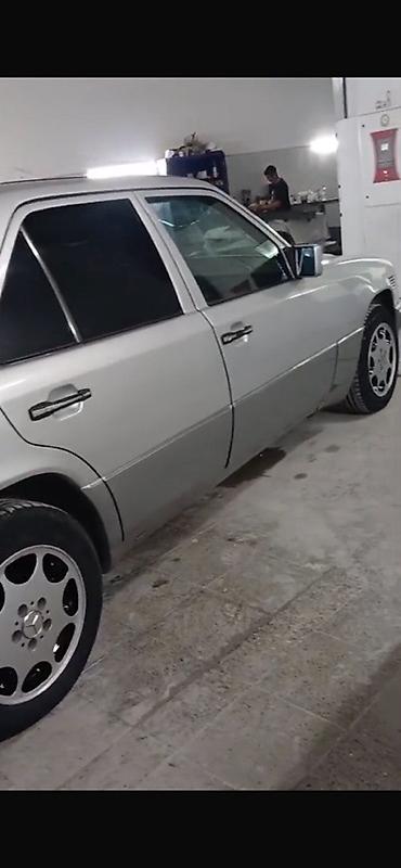 mercedes sedan: Mercedes-Benz W124: 2.5 l | 1994 il Sedan — 3