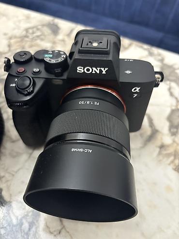 a74 256gb: Sony A7-4
Body və üstündə 50mm lens. 
Çanta və adaptr. Az işlənib — 4
