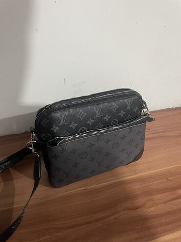 тонкий кошелек: Мужская сумка через плечо Louis Vuitton в темно-сером цвете с