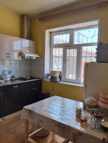 asbirator: Mətbəx mebeli dəsti, qaz sobası və soyuducu ilə birlikdə. Mətbəx