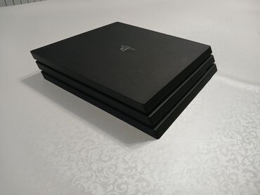 Продаётся PS4pro Память 1тб В отличном состоянии с коробкой Имеется