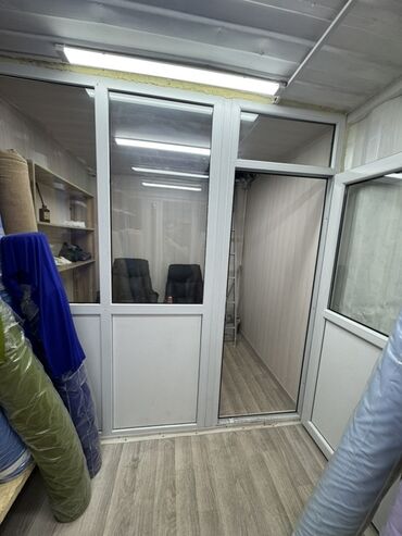 моор сатылат: Продаю витраж и стол для офиса или магазина,а так же полки,хорошее