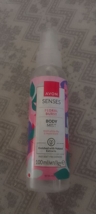 papuce sa bodljama: Avon Senses Floral Burst osvežavajući sprej za telo, sa mirisnim