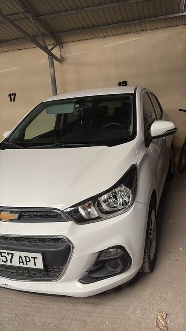 дешевые машыны: Белый хэтчбек Chevrolet Spark 2017 года выпуска. Автомобиль