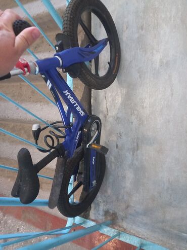 детские велосипеды коляски: Продаю детский велосипед. Цена 2 500 сом. В отоичном срстоянии (