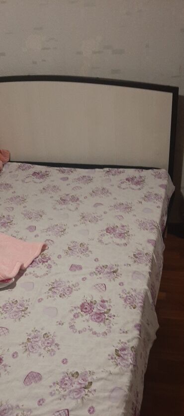 спальный гарнитур румынский: Спальный гарнитур, Двуспальная кровать, Комод, Тумба, цвет - Белый, Б/у