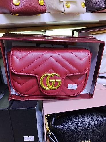 барсетки gucci: Компактная женская сумка на плечо/кросс-боди бордового цвета — 1