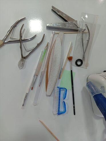 Manikür, pedikür aparatları: Manikür və pedikür üçün peşəkar avadanlıq seti Dəst tərkibi:Reyal — 12
