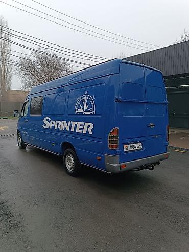 Аренда фургона: Mercedes‑Benz Sprinter — цельнометаллический фургон синего цвета с — 5