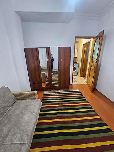 Mənzillər: Kirayə üçün tam mebellı 2 otaqlı mənzil - Geniş və işıqlı zal: divan — 8