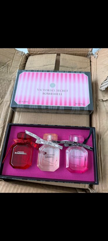 Ətriyyat: Victoria’s Secret Bombshell və Chanel mini ətir dəstləri.kompanya — 2
