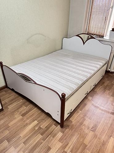 Двуспальная кровать, Б/у, С матрасом, длина - 2 см at lalafo.kg Двуспальная кровать, Б/у, С матрасом, длина - 2 см