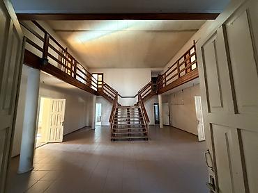 Аренда другой коммерческой недвижимости: Сдаю в аренду два дома под бизнес: 850 м2 и 150 м2, двухэтажный — 2