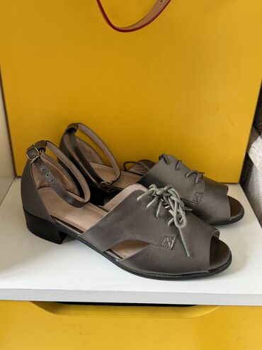 Другая женская обувь: Босоножки почти в новом состоянии размер 39 
Цена 300 сом