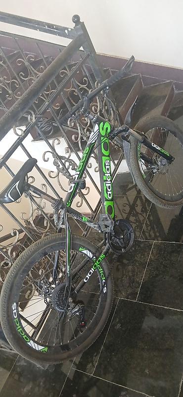 İdman velosipedləri: Dağ velosipedi – Adidas dizaynlı, qara-yaşıl rəng sxemi — 1