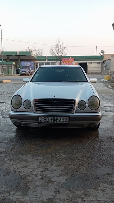 audi a8 3 tdi: Mercedes-Benz E 240: 2.3 l | 1996 il Sedan