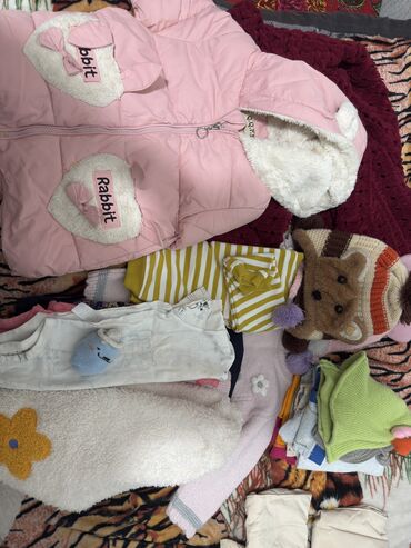 спартивка двойка: Отдам вещи на девочку возраст годик. Кому надо звоните. Один пакет